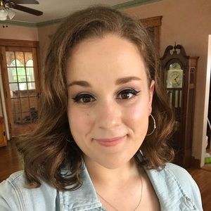 Meet your Posher, Caitlin